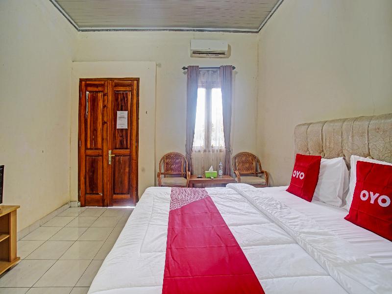 OYO 90947 Hotel Sarbini - Oda