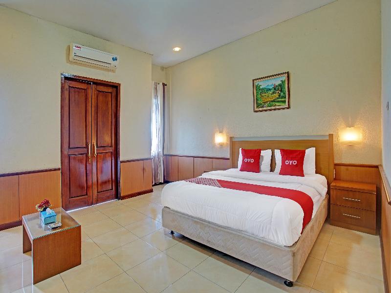 OYO 90947 Hotel Sarbini - Oda