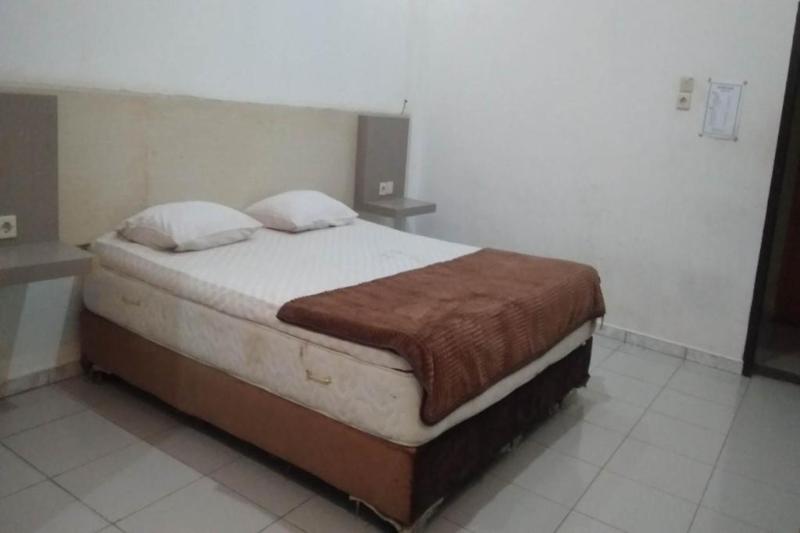 OYO 91097 Hotel Atika - Oda