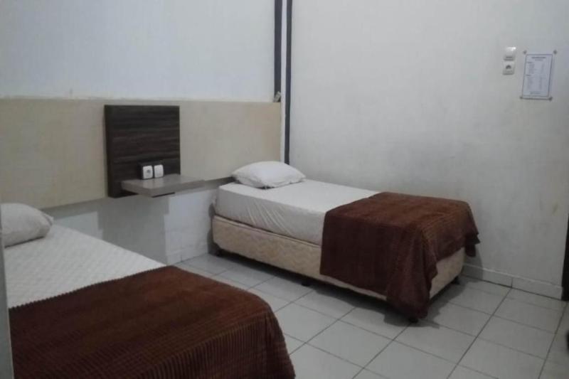 OYO 91097 Hotel Atika - Oda