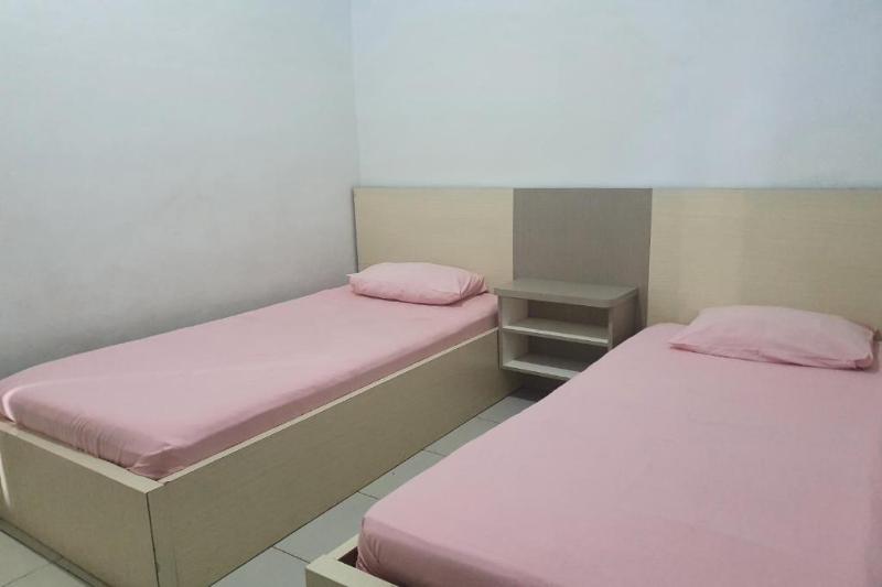 OYO 91097 Hotel Atika - Oda