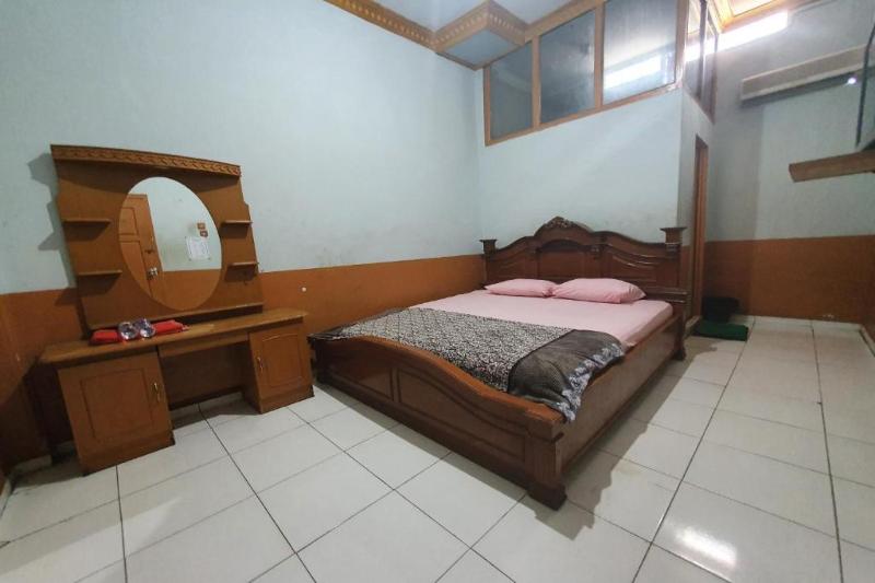 OYO 91097 Hotel Atika - Oda