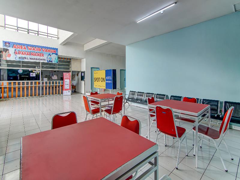 SPOT ON 90964 Hotel Margadana - Lobi
