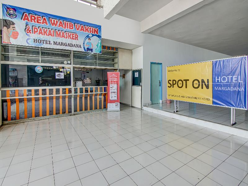 SPOT ON 90964 Hotel Margadana - Lobi