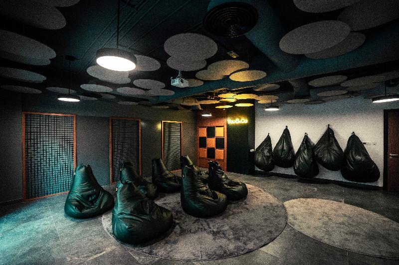 You&Co Dubai - Toplantı