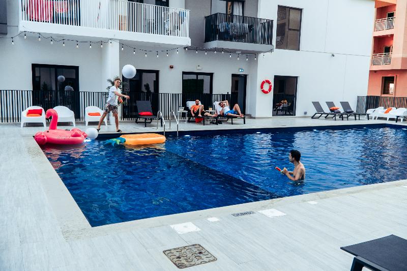 You&Co Dubai - Havuz