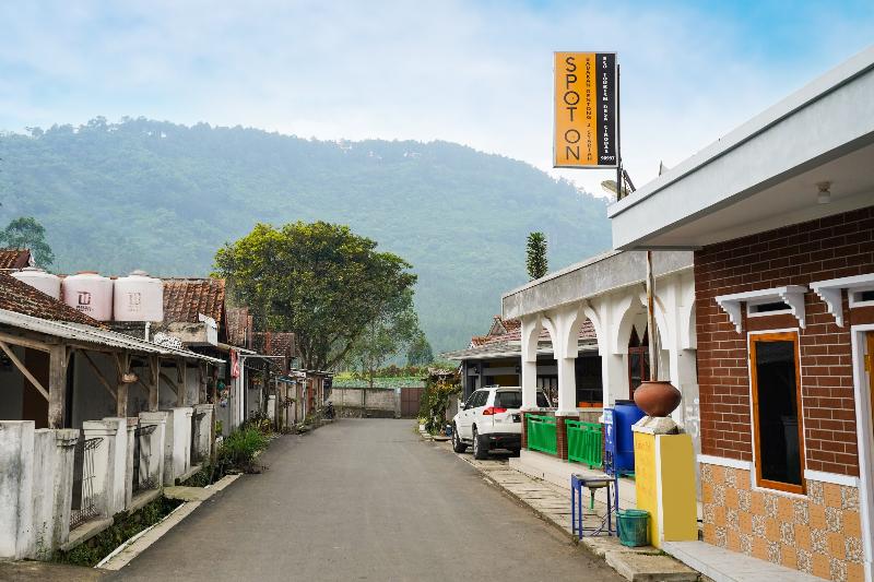 OYO 91008 TourismDesaCibodasBabakanGentong1Syariah - Genel