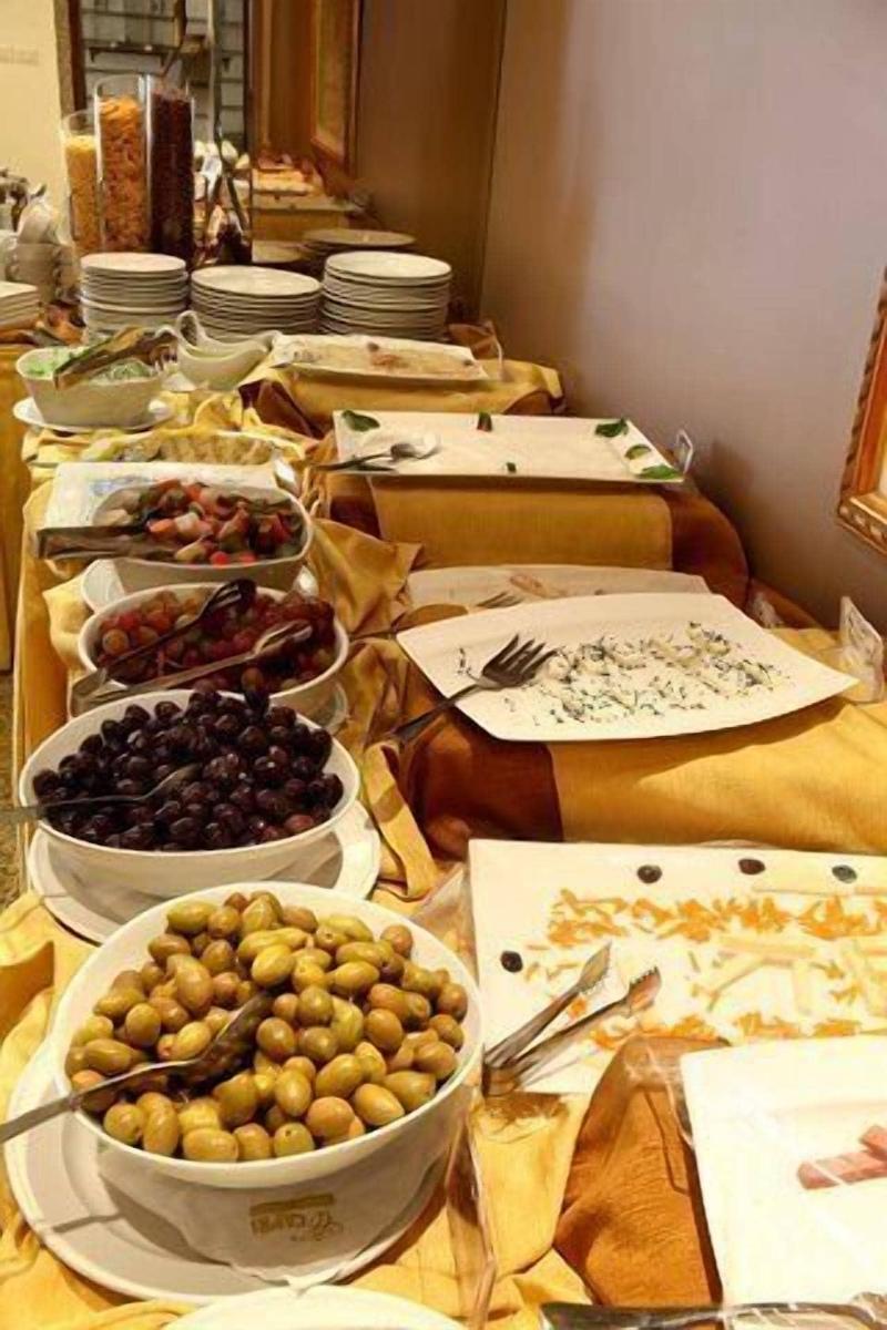Capri Hotel Suites - Restoran