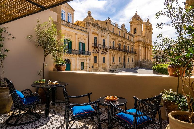 Q92 Noto Hotel - Teras