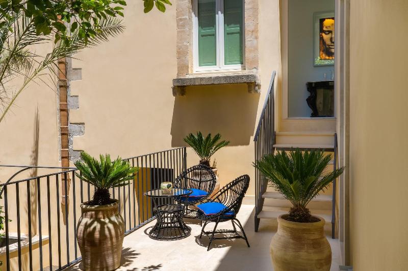 Q92 Noto Hotel - Teras