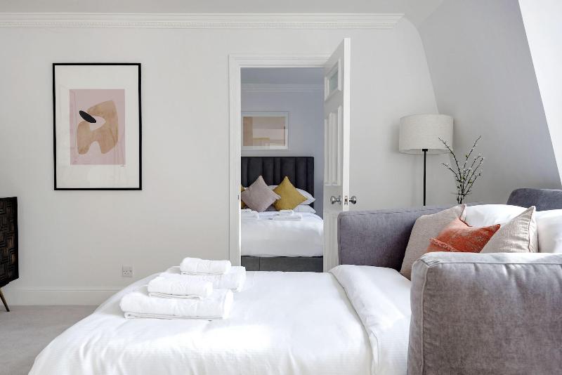 3 Sloane Gardens by UnderTheDoormat - Oda