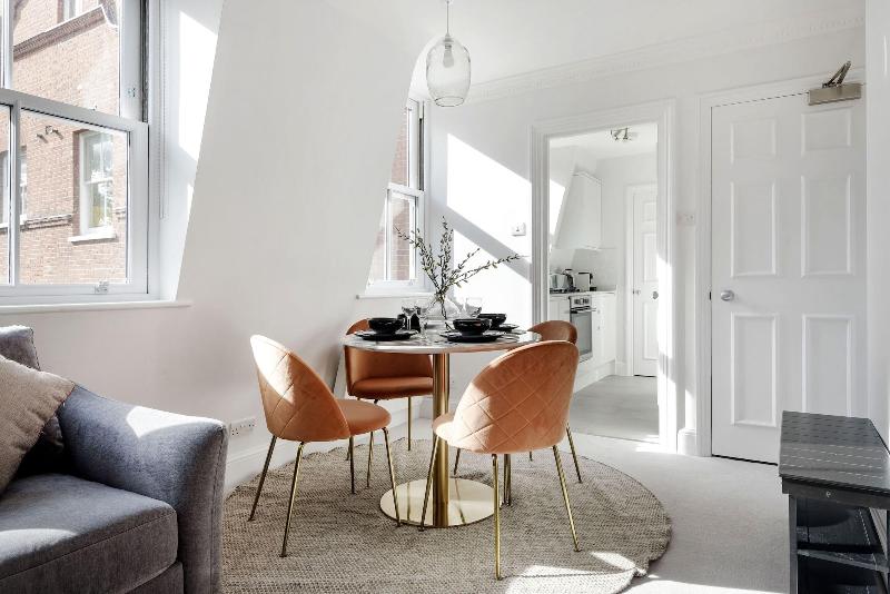 3 Sloane Gardens by UnderTheDoormat - Oda
