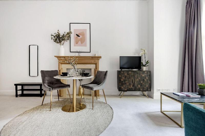 3 Sloane Gardens by UnderTheDoormat - Oda