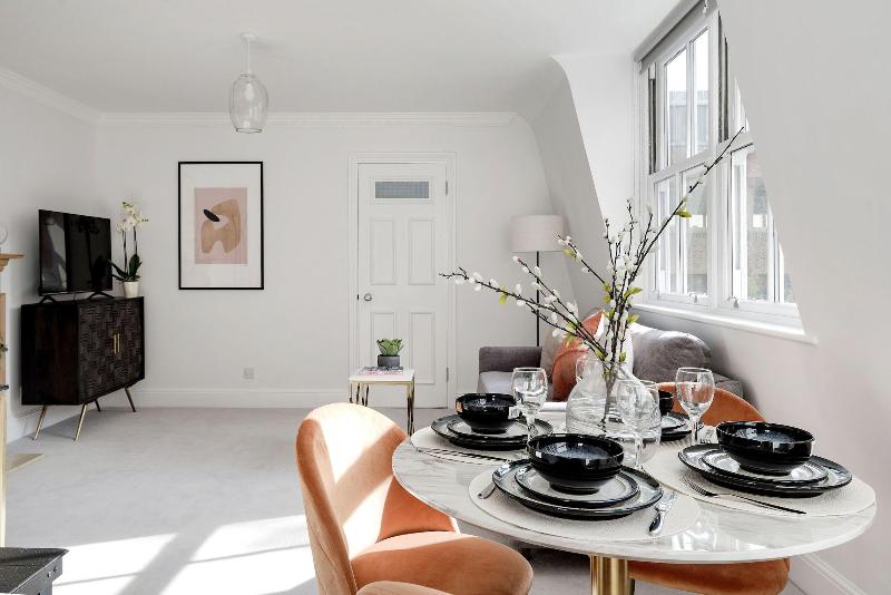 3 Sloane Gardens by UnderTheDoormat - Oda