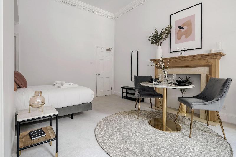 3 Sloane Gardens by UnderTheDoormat - Oda