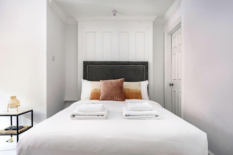 3 Sloane Gardens by UnderTheDoormat - Oda