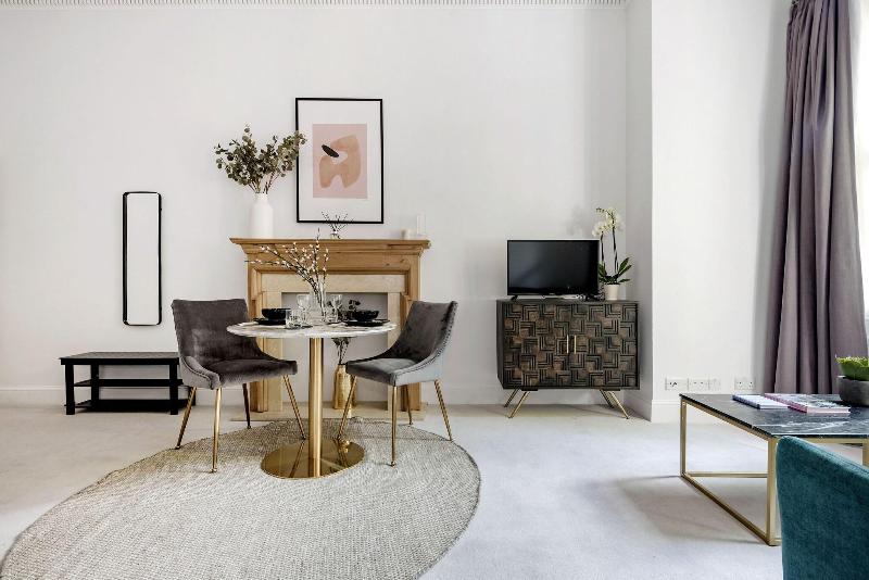 3 Sloane Gardens by UnderTheDoormat - Oda