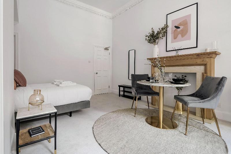 3 Sloane Gardens by UnderTheDoormat - Oda