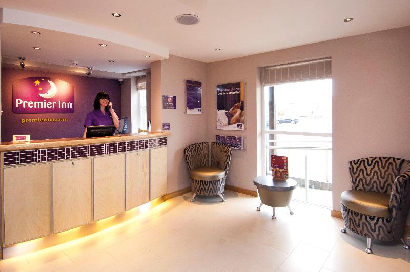 Premier Inn Llanelli Central West - Lobi