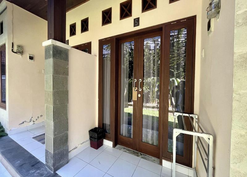 Mai Guest House Sanur by ZUZU - Teras