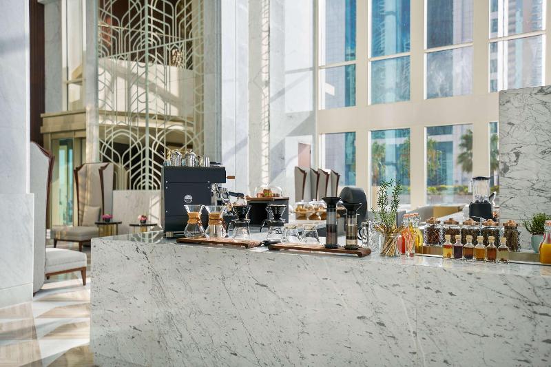 Wyndham Grand Doha West Bay beach - Bar