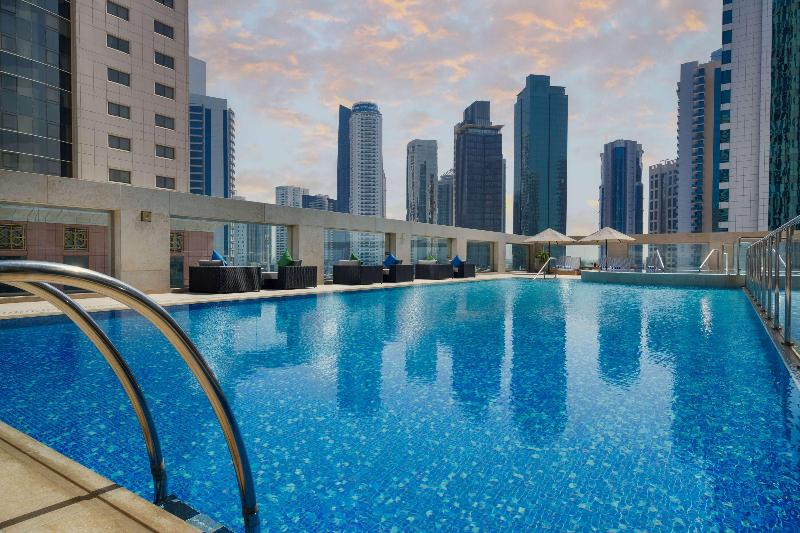 Wyndham Grand Doha West Bay beach - Havuz