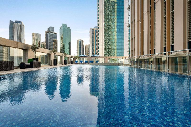 Wyndham Grand Doha West Bay beach - Havuz