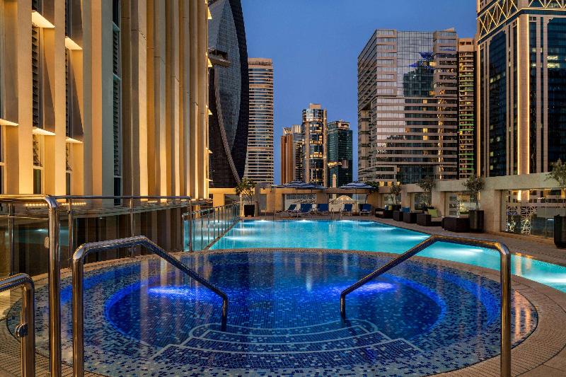 Wyndham Grand Doha West Bay beach - Havuz