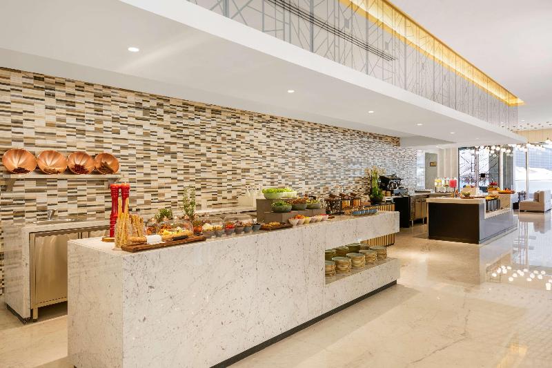 Wyndham Grand Doha West Bay beach - Restoran