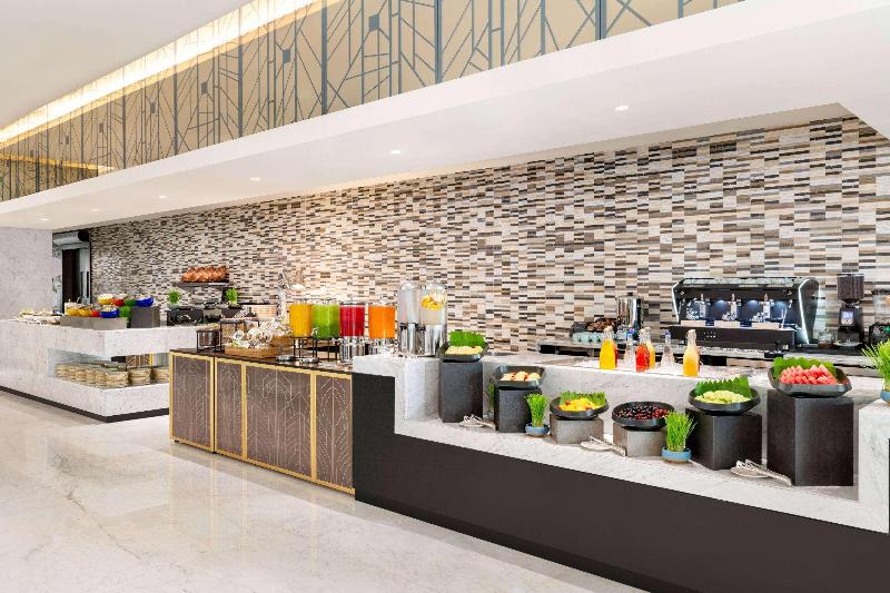 Wyndham Grand Doha West Bay beach - Restoran