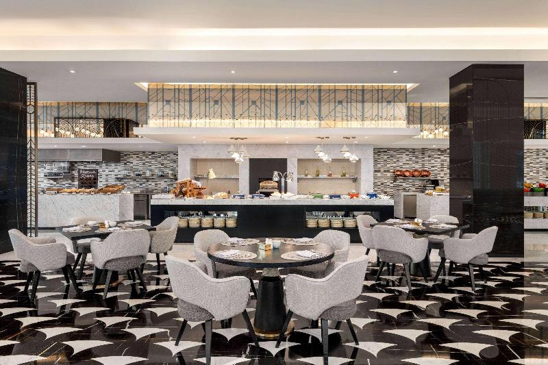 Wyndham Grand Doha West Bay beach - Restoran