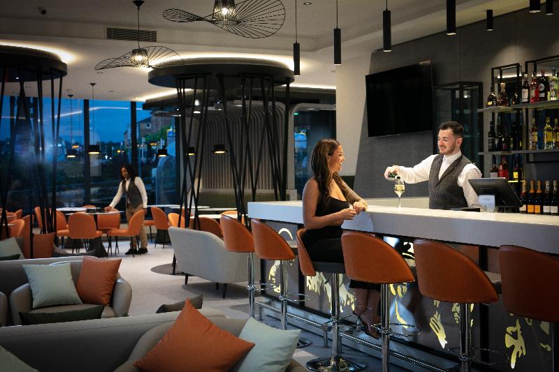 Spark by Hilton Luton - Bar