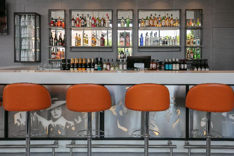 Spark by Hilton Luton - Bar