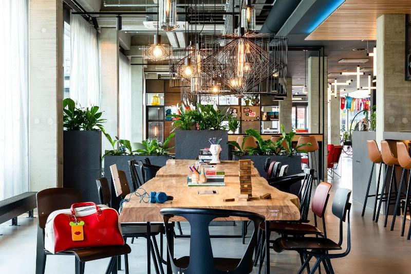 Moxy Utrecht - Lobi