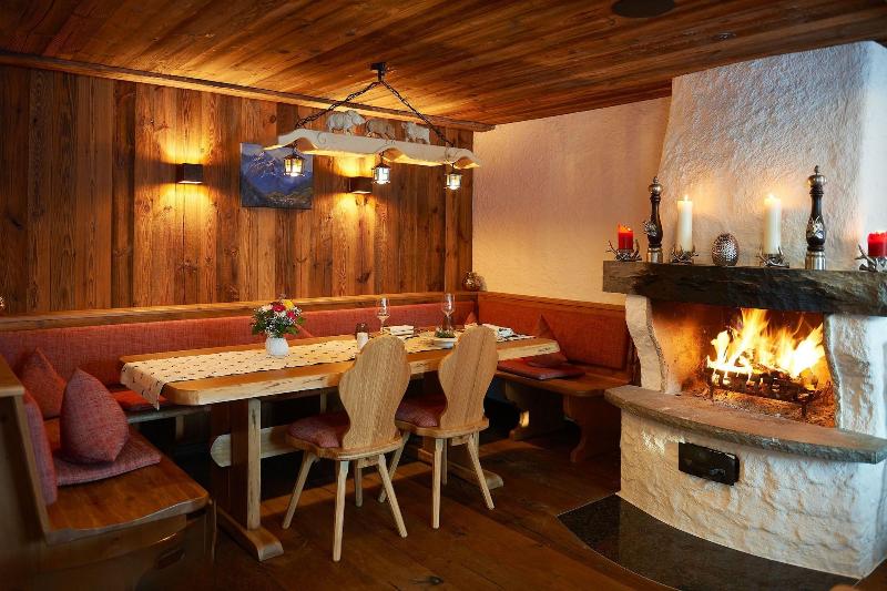 Boutique Hotel Herzhof Garni - Apartments - Restoran