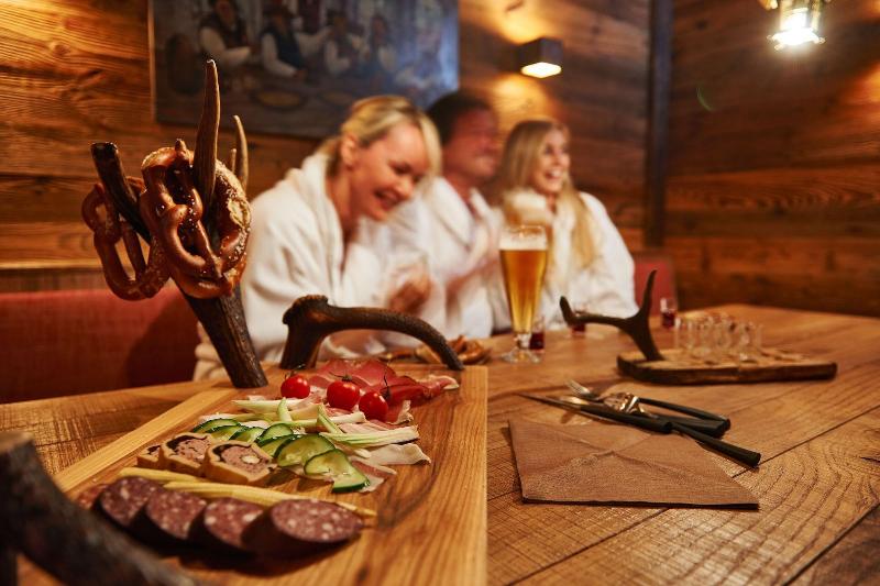 Boutique Hotel Herzhof Garni - Apartments - Restoran