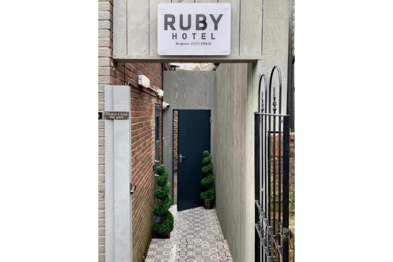 Ruby Pub & Hotel - Lobi