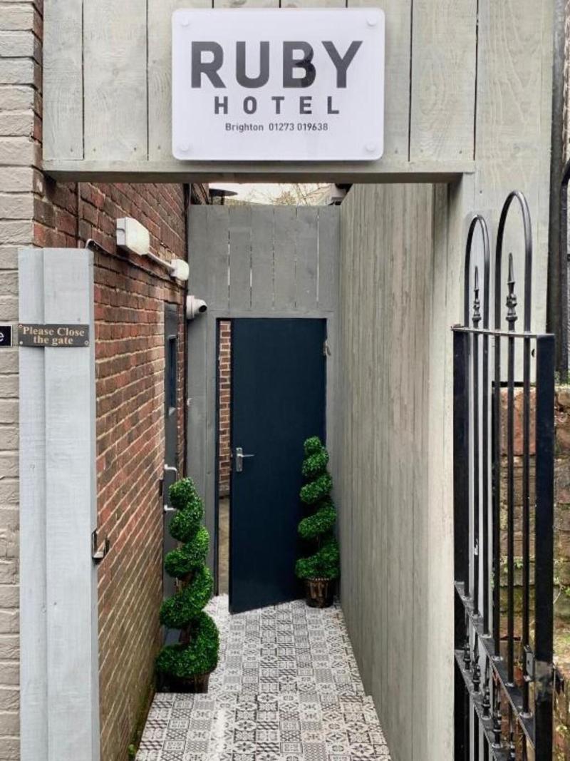 Ruby Pub & Hotel - Lobi