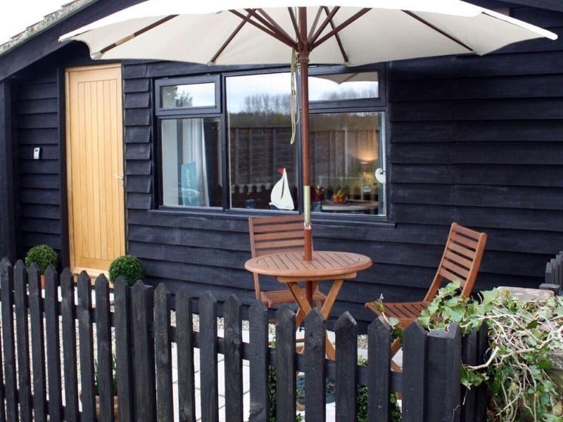 Riverside House - Genel