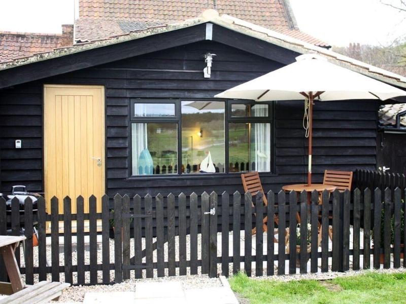 Riverside House - Genel