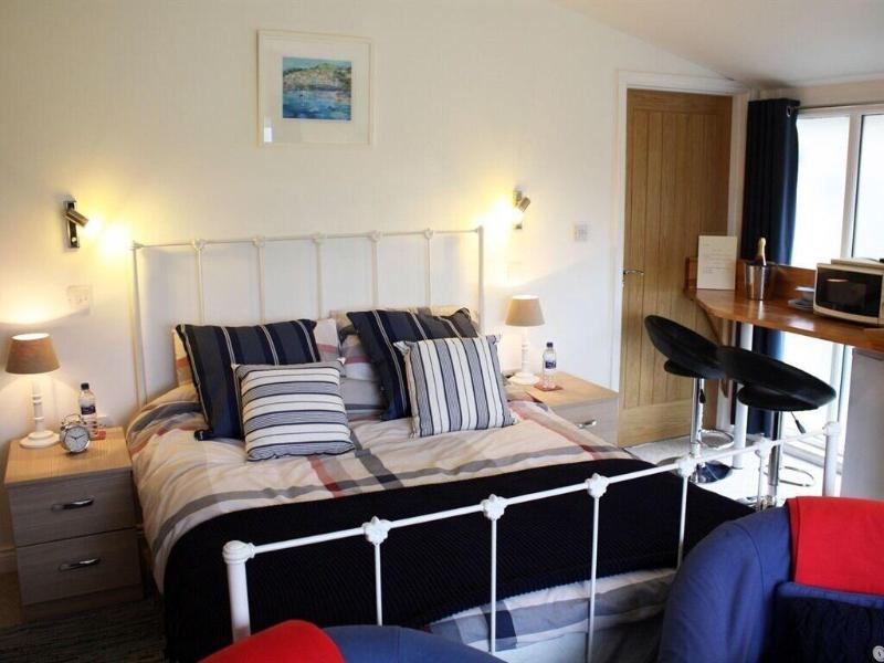 Riverside House - Genel