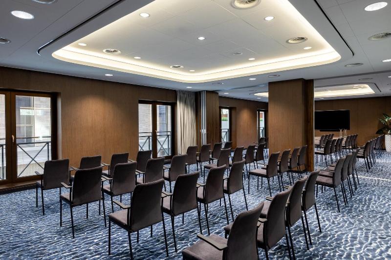 The Den, â€˜s-Hertogenbosch, a Tribute Portfolio - Toplantı