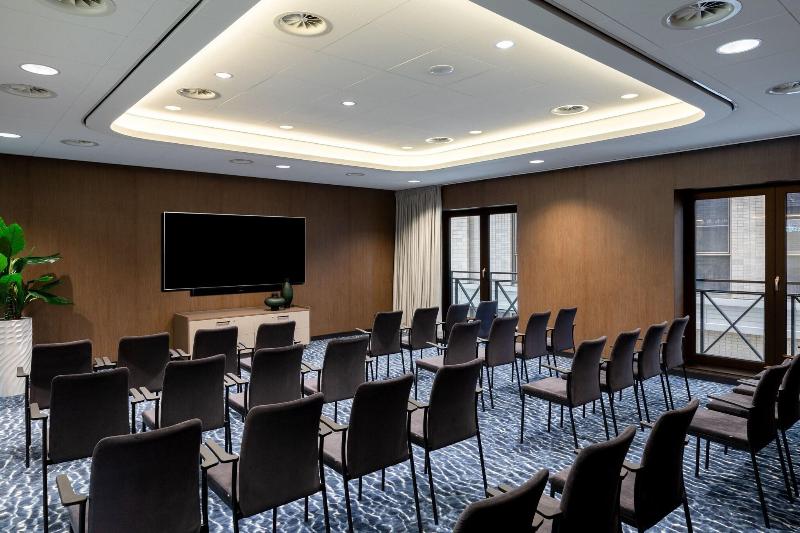The Den, â€˜s-Hertogenbosch, a Tribute Portfolio - Toplantı