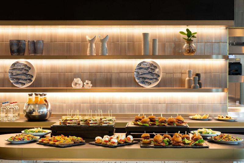 The Den, â€˜s-Hertogenbosch, a Tribute Portfolio - Toplantı