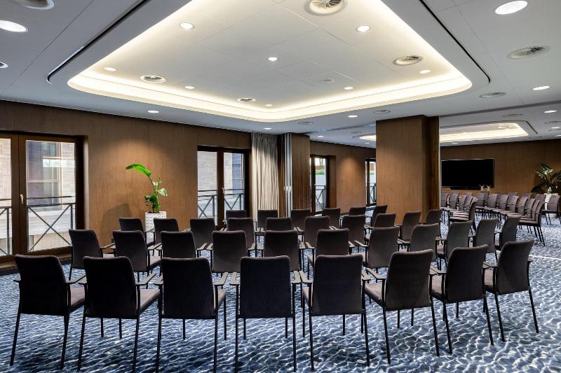 The Den, â€˜s-Hertogenbosch, a Tribute Portfolio - Toplantı