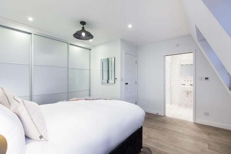 Urban Chic - Rathbone - Oda