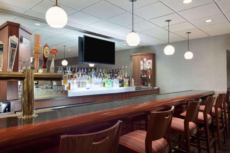 Doubletree by Hilton Newark Penn Station - Bar
