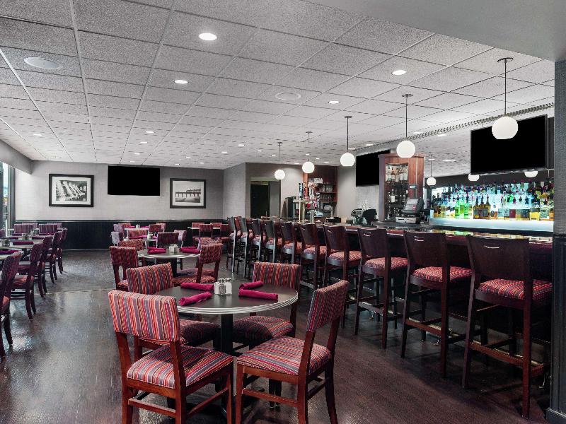 Doubletree by Hilton Newark Penn Station - Bar