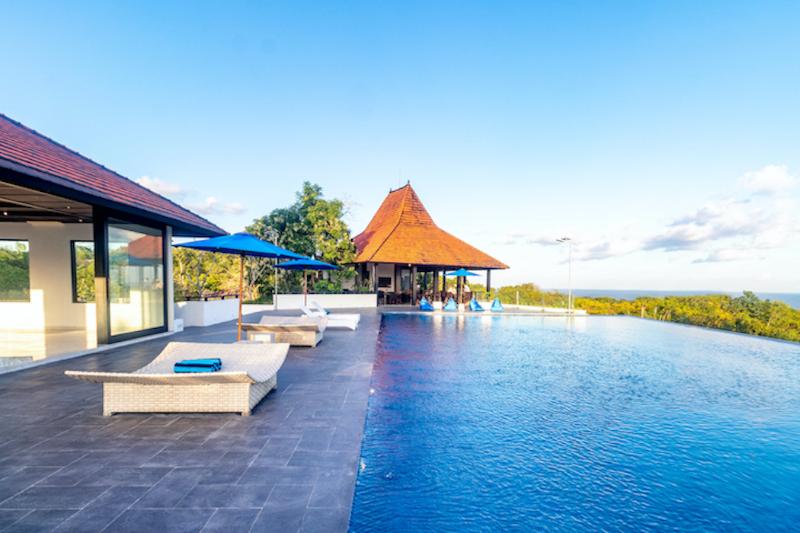 Surya Melasti Exclusive Beach Villa by Sajiwa - Havuz