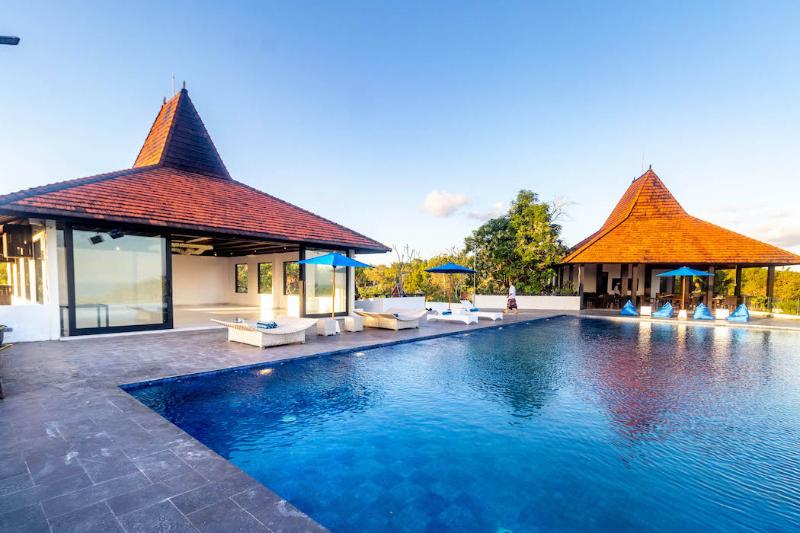 Surya Melasti Exclusive Beach Villa by Sajiwa - Havuz
